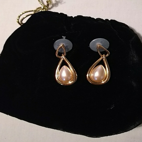 Napier Jewelry - Vintage Napier Gold & Pearl Earrings